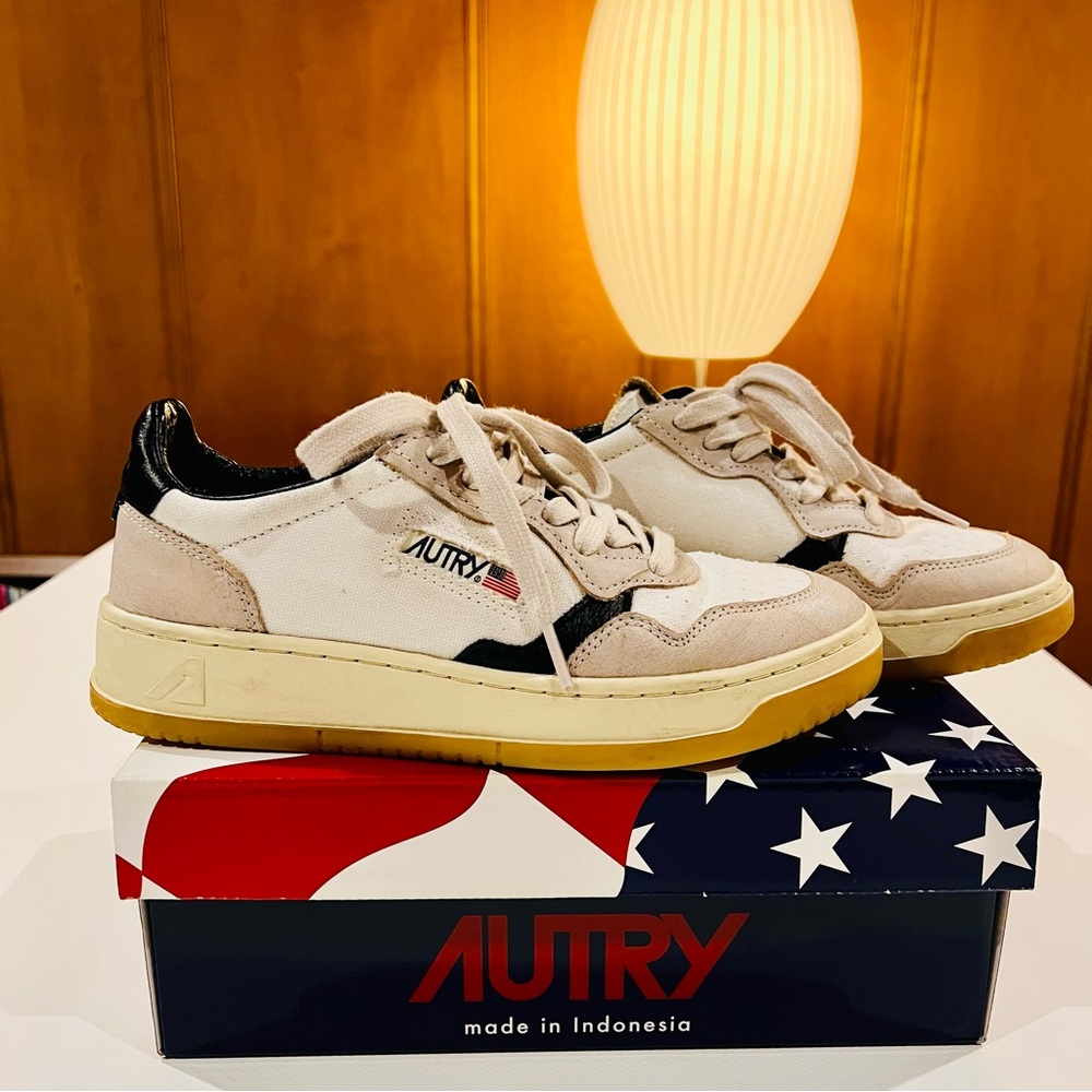 Autry Medalist Low women’s sneakers in sand/white/black. Size 38. ⭐️🤍🖤